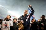 Kylian Mbappe fejrer sin målrekord sammen med nogle af klubbens fans.  Foto: Franck Fife/Ritzau Scanpix