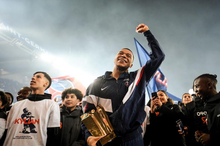 Kylian Mbappe fejrer sin målrekord sammen med nogle af klubbens fans.  Foto: Franck Fife/Ritzau Scanpix