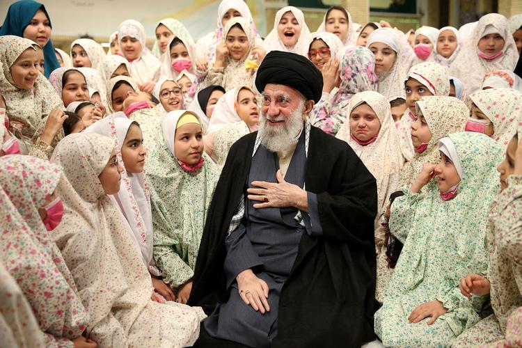Irans åndelige leder, ayatollah Ali Khamenei, vil have giftangrebene mod iranske skolepiger opklaret. Her ses han i selskab med en gruppe piger i Teheran i februar. Foto: Wana News Agency/Ritzau Scanpix