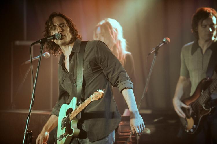 Rollen som rockstjernen Billy Dunne spilles overbevisende af Sam Claflin. 