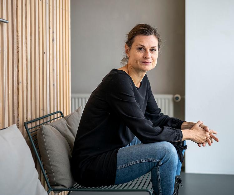 Sidsel Dorph-Jensen blev i 2011 kåret som årets sølvsmed. Men så begyndte der at ske noget med danskernes smag for sølv, og hun måtte sadle helt om. Foto: Sofie Mathiassen