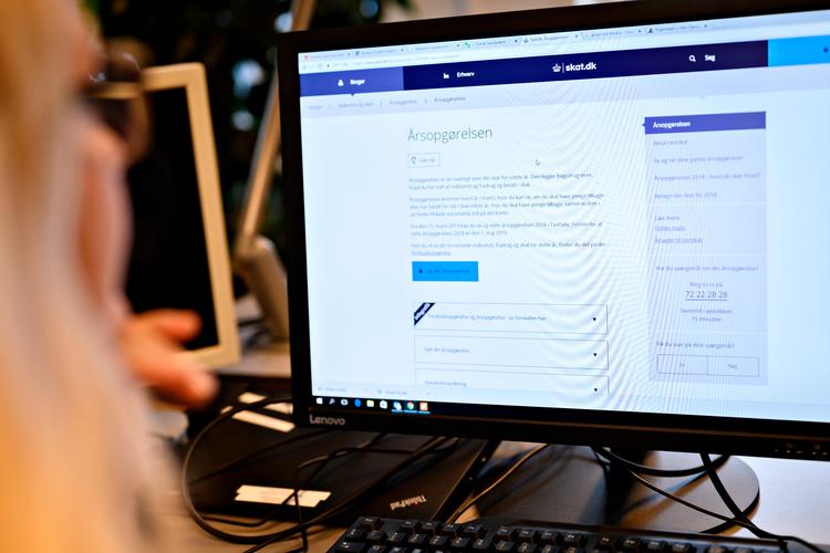 Omkring 3,7 millioner borgere har nu mulighed for at se, om de skal have penge tilbage i skat - eller indbetale mere.  Foto: Philip Davali/Philip Davali