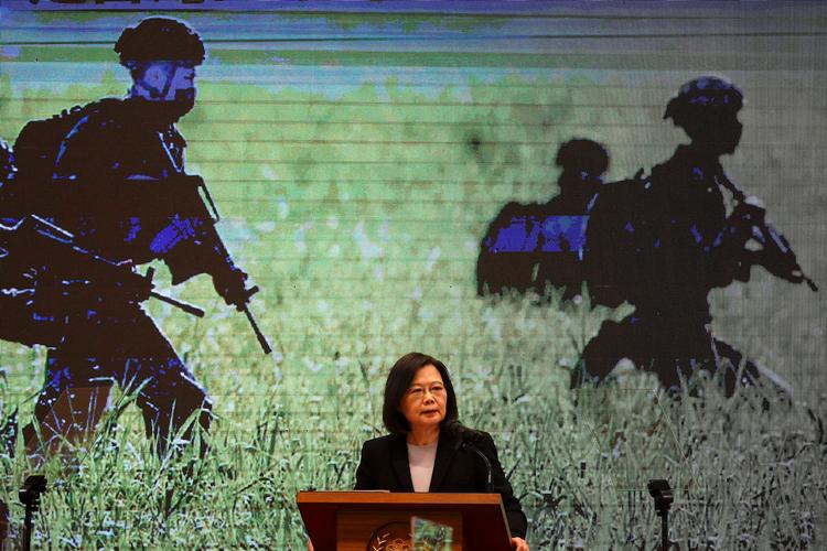Præsident Tsai Ing-wen har øget Taiwans forsvarsbudget til 132 milliarder kroner. Det er knap en tiendedel af Kinas budget. Foto: Ann Wang/Ritzau Scanpix