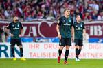 Jens Stage og holdkammeraterne i Werder Bremen har god grund til at se triste ud, efter at de har fået stjålet bødekassens indhold på 150.000 kroner i kontanter. Foto: Tom Weller/Ritzau Scanpix
