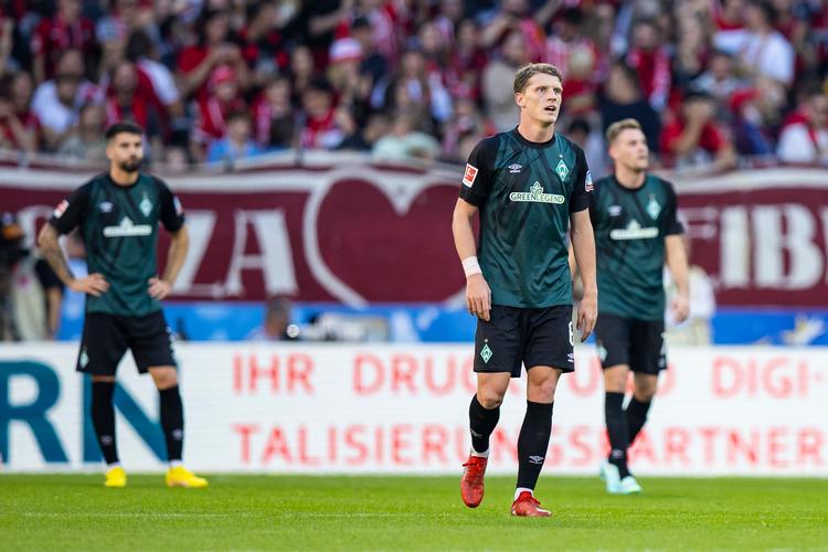 Jens Stage og holdkammeraterne i Werder Bremen har god grund til at se triste ud, efter at de har fået stjålet bødekassens indhold på 150.000 kroner i kontanter. Foto: Tom Weller/Ritzau Scanpix