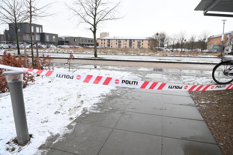 En 17-årig dreng og en 18-årig mand er afgået ved døden, efter at de blev stukket med kniv mandag aften. Hændelsen skete på Skjeberg Allé sent mandag aften. Foto: Thomas Sjørup/Ritzau Scanpix