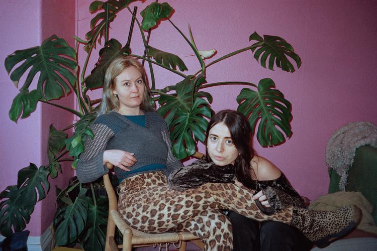 Antologien ’Hjertet er en fold med heste’ er redigeret af forfatterne Anna Rieder (tv.) og Sidsel Ana Welden. Foto: Coco Ardal