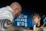 Dave Bautista er godt castet som det store brød, der leder en flok hytteindtrængere, der tvinger pigen Wen og hendes to fædre til at træffe et umuligt valg. Foto: Universal Pictures / Phobymo