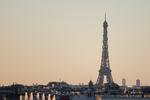Det føles som at kigge tværs hen over Paris, når du får øje på Eiffeltårnet fra dit værelse på Hôtel Rosalie. Foto: Thomas Borberg