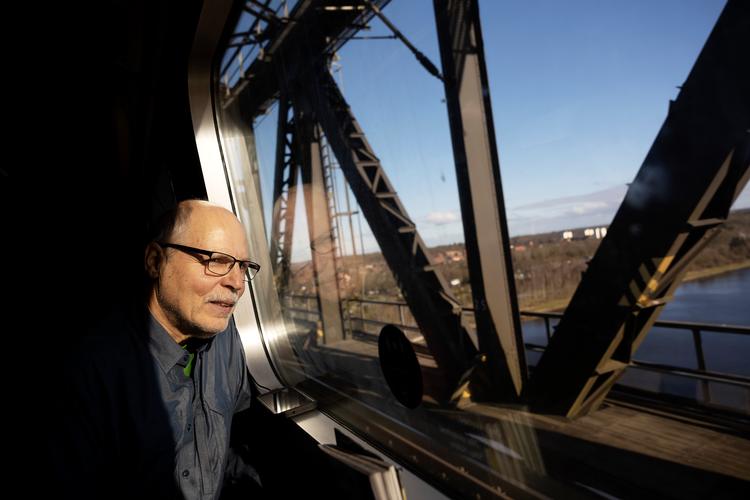 Togturen til Hamburgs højdepunkt er den 2.486 meter lange Rendsborg Højbro, der bringer toget Kielerkanalen.
Amerikanske Allan Tucka er begejstret for den uventede arkitektoniske oplevelse. Foto: Thomas Borberg