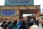 Iranere demonstrerer mod landet regime foran Uddannelsesministeriet i Irans hovedstad, Teheran, oven på flere giftangreb mod unge kvinder.   Foto: -/Ritzau Scanpix