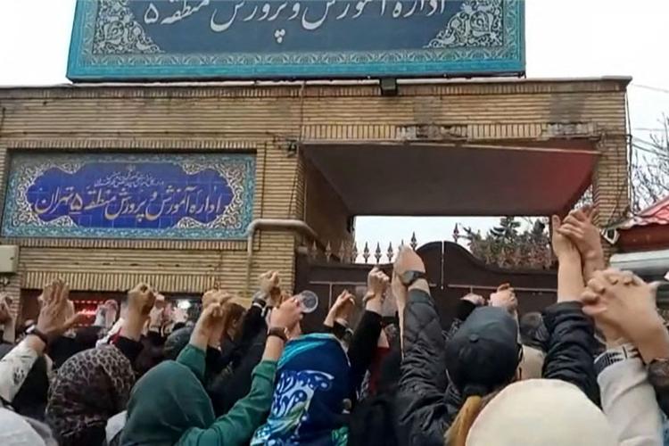 Iranere demonstrerer mod landet regime foran Uddannelsesministeriet i Irans hovedstad, Teheran, oven på flere giftangreb mod unge kvinder.   Foto: -/Ritzau Scanpix