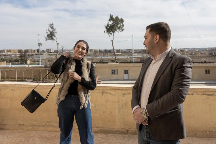 30-årige Samer al-Nashef  (th.) og 25-årige Jwana Mohammad leder sammen den humanitære indsats i Raqqa – et af de tungeste ansvar at bære her i byen. Foto: Thomas Borberg