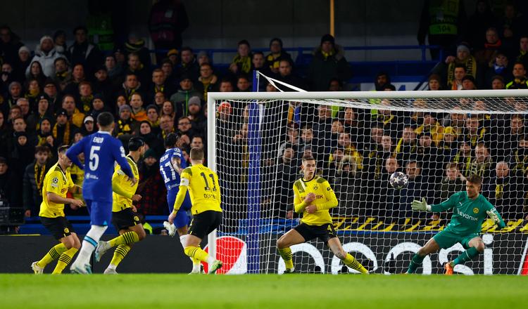 27 gange har Raheem Sterling scoret i Champions League for Manchester City og Chelsea efter denne 1-0-scoring mod Borussia Dortmund. Foto: Peter Cziborra/Ritzau Scanpix