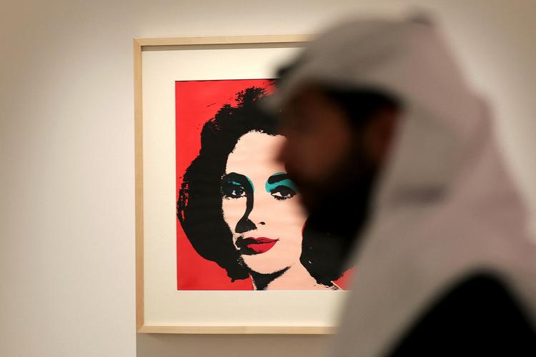 Warhol-værk og saudisk mand ved udstilling i det nordvestlige Saudi-Arabien. Foto: Fayez Nureldine/Ritzau Scanpix