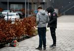 I løbet af tirsdagen blev der lagt blomster på gerningssted på Skjebjerg Allé i Taastrup, hvor to unge mænd blev stukket ihjel mandag aften. Foto: Liselotte Sabroe/Ritzau Scanpix