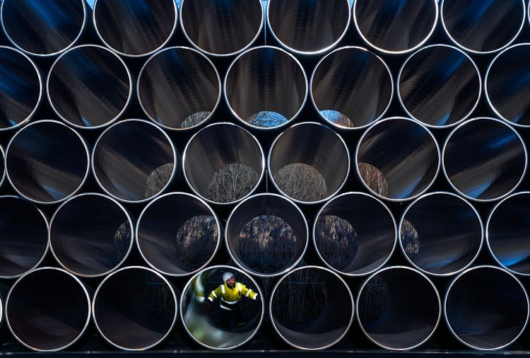 En medarbejder tjekkede i december 2016 rørene til Nord Stream 2, inden de blev lagt ud i Østersøen.   Foto: Jens Büttner/Ritzau Scanpix
