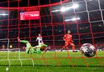 Eric Choupo-Moting passerer Gianluigi Donnarumma og bringer Bayern foran 1-0. Foto: Odd Andersen/Ritzau Scanpix