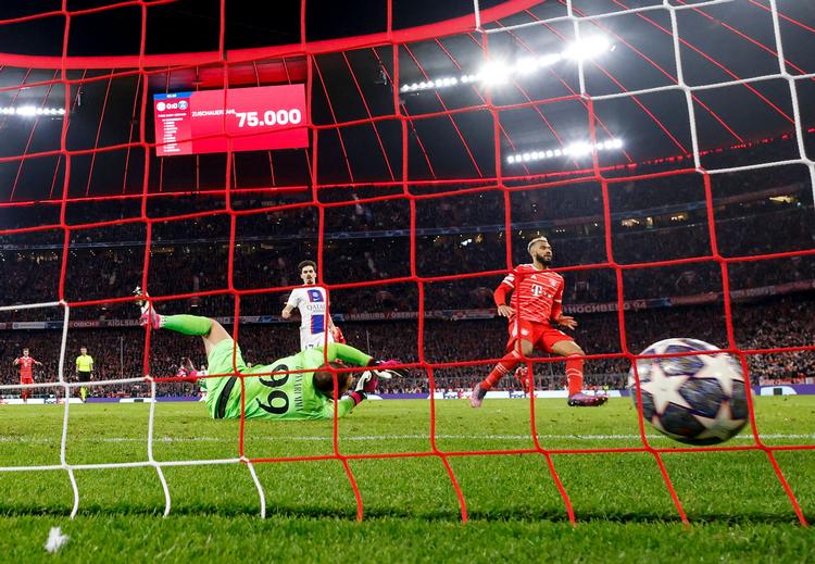 Eric Choupo-Moting passerer Gianluigi Donnarumma og bringer Bayern foran 1-0. Foto: Odd Andersen/Ritzau Scanpix