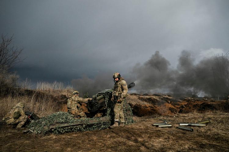 Mens flere ukrainske byer rammes af missilangreb, fortsætter de hårde kampe ved Bakhmut. Her affyrer en ukrainsk soldat en kanon mod de russiske styrker.  Foto: Aris Messinis/Ritzau Scanpix