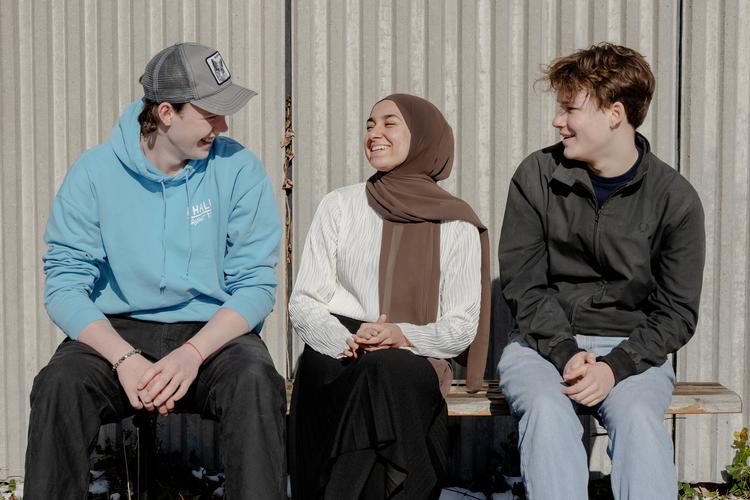 Victor Hauch, Fatima Imad og Mattis Tynell forstår ikke, hvorfor der er så stor fokus på etnicitet, som ifølge dem ingen betydning har.  Foto: Valdemar Ren