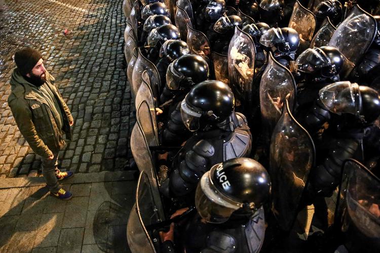 En demontrant konfronterer georgiske betjente under demonstranterne tidligere på ugen.   Foto: Stringer/Ritzau Scanpix