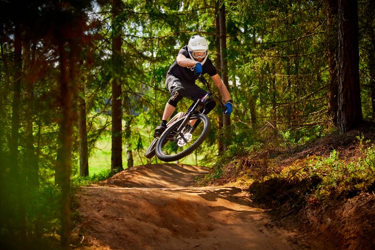 Hvis du besøger Isaberg, så lad de virkelige eksperter om at udføre hop som det her.  Foto: Patrik Svedberg