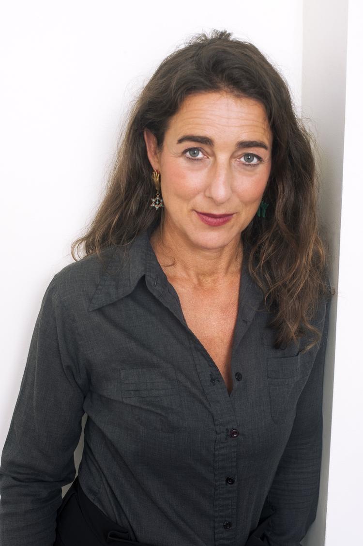 Joanna Rubin Dranger (f. 1970) har udgivet flere meget omtalte grafiske romaner siden debuten i 1999. I ’Ihågkom oss till liv’ undersøger hun i tekst og billeder, hvad der førte til, at hendes moster begik selvmord, og trådene fører tilbage til jødeforfølgelserne før og under Anden Verdenskrig. 