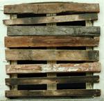 I 'Barrikaderet vindue #1' – et lamineret fotografi fra 1992-93 – har Joachim Koester enten skjult 'noget' bag brædderne eller bare forhindret os i at se, hvad det er.  Foto: Anders Sune Berg