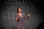 På en skærm bag Signe Molde står titlen og venter på at blive forløst som punchline. Hvilket bliver en kende trættende.  Foto: Camilla Lundbye