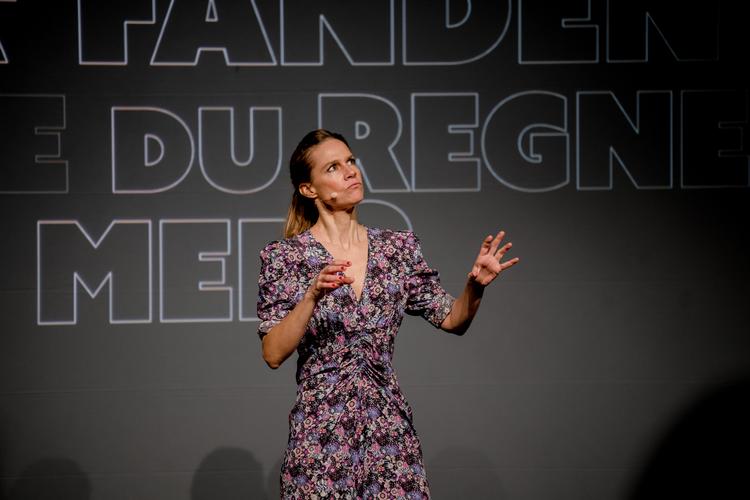 På en skærm bag Signe Molde står titlen og venter på at blive forløst som punchline. Hvilket bliver en kende trættende.  Foto: Camilla Lundbye