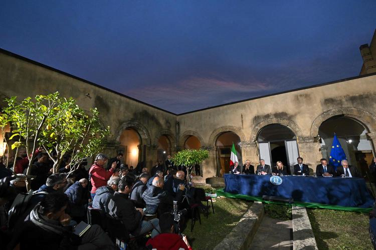     (From L, Rear) Italy's Justice Minister Carlo Nordio, Italy's Interior Minister Matteo Piantedosi, Italy's Deputy Prime Minister and Foreign Minister, Antonio Tajani, Italy's Prime Minister, Giorgia Meloni, Italy's Deputy Prime Minister and Minister of Infrastructure, Matteo Salvini, Italy's Agriculture Minister, Francesco Lollobrigida, and Secretary of the Council of Ministers, Alfredo Mantovano hold a press conference on March 9, 2023 following a weekly Cabinet meeting at the town hall of Cutro, Calabria region, near the site of a deadly shipwreck where at least 72 migrants died on February 26, a symbolic gesture for Italy's far-right, openly anti-migrant government. (Photo by Tiziana FABI / AFP)   Foto: Tiziana Fabi/Ritzau Scanpix