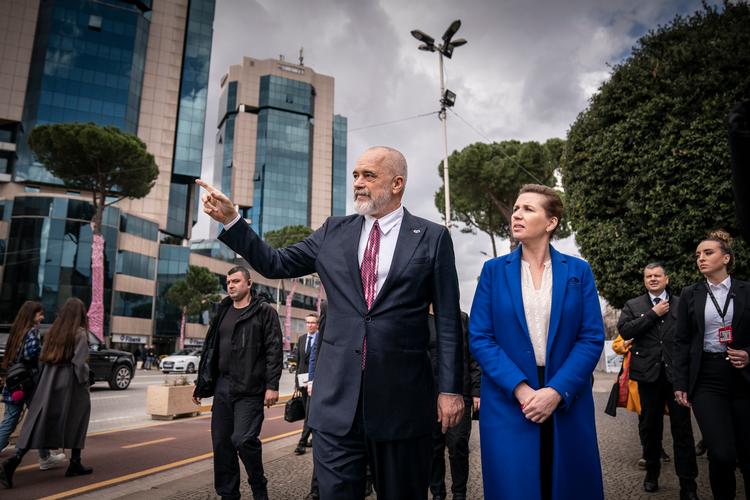 Statsminister Mette Frederiksen (S) er i Albanien for at mødes med Albaniens premierminister Edi Rama i Tirana, mandag 6. marts 2023. På dagsordenen er migration og det øgede pres på Europas grænser. Senere på dagen går turen til Kroatien. (Foto: Mads Claus Rasmussen/Ritzau Scanpix) Foto: Mads Claus Rasmussen/Ritzau Scanpix