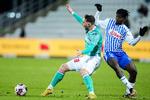 Louka Prip fra AaB (tv.) ses her i kamp mod OB'eren Alasana Manneh under fredagens  superligakamp mellem OB og AaB i Odense. Foto: Claus Fisker/Ritzau Scanpix
