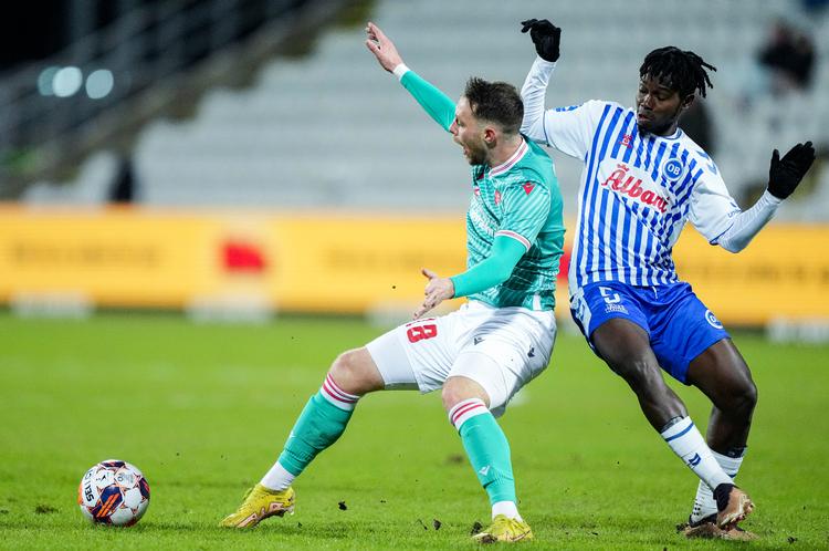 Louka Prip fra AaB (tv.) ses her i kamp mod OB'eren Alasana Manneh under fredagens  superligakamp mellem OB og AaB i Odense. Foto: Claus Fisker/Ritzau Scanpix