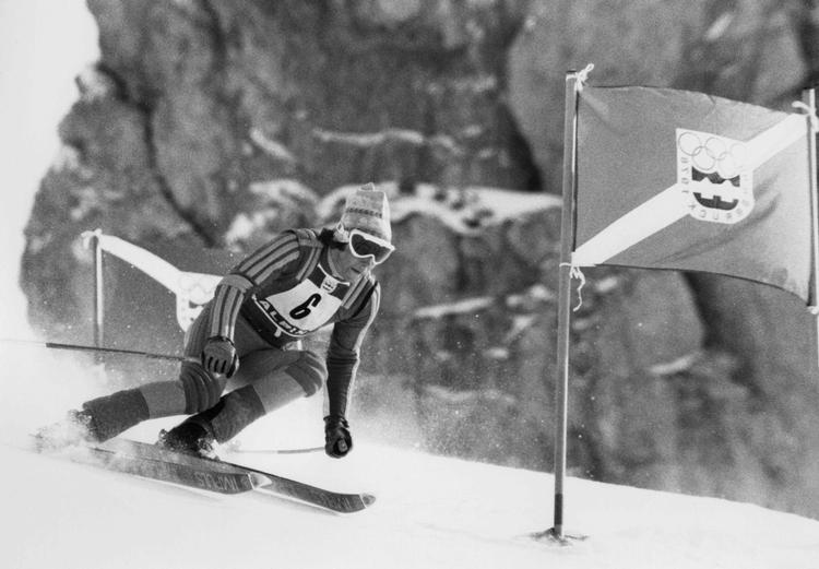 Her ses Ingemar Stenmark i aktion under vinter-OL 1976 i Innsbruck, hvor svenskeren fra lille Tärnaby i det nordvestlige Sverige erobrede bronzemedaljen i storslalom.  Fire år senere blev det til to gange guld ved OL i Lake Placid. Foto: -/Ritzau Scanpix