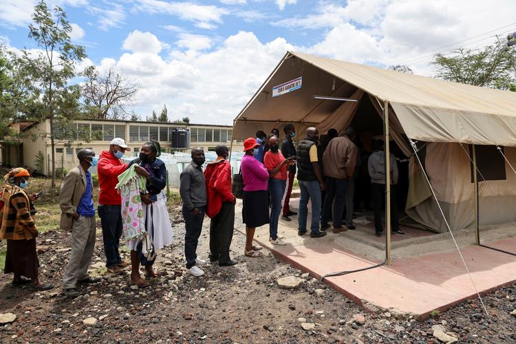 I Kenya er der givet knap 25 millioner doser coronavacciner til befolkningen på 53 millioner mennesker. I Danmark er der givet 15 millioner doser til lige under 6 millioner mennesker. Foto: Baz Ratner/Ritzau Scanpix