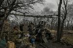 Ukrainske soldater affyrer artilleri mod fjenden nær ved Bakhmut. Foto: Aris Messinis/Ritzau Scanpix