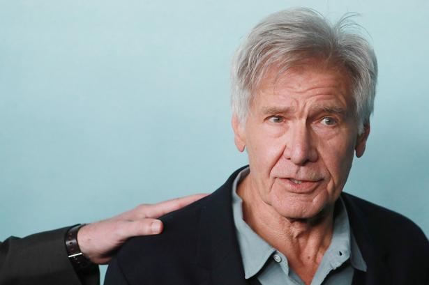 Harrison Ford er  aktuel som Parkinson-ramt psykolog i serien 'Shrinking' og giver den snart som Indiana Jones igen. Søndag deler han priser ud til kolleger i The Dolby Theatre i Los Angeles. Foto: David Swanson/Ritzau Scanpix