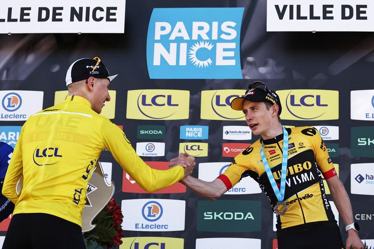 Jonas Vingegaard lykønskede Tadej Pogacar efter 8. og sidste etape i Paris-Nice, der endte med slovenerens tredje etapesejr i årets udgave. Pogacar er nu oppe på 8 sejre allerede i denne sæson. (Photo by Anne-Christine POUJOULAT / AFP)   Foto: Anne-christine Poujoulat/Ritzau Scanpix