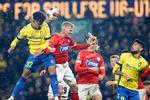 Brøndbys Frederik Alves Ibsen kommer højt til vejrs i duel med flere Silkeborgspillere.  Foto: Jens Dresling