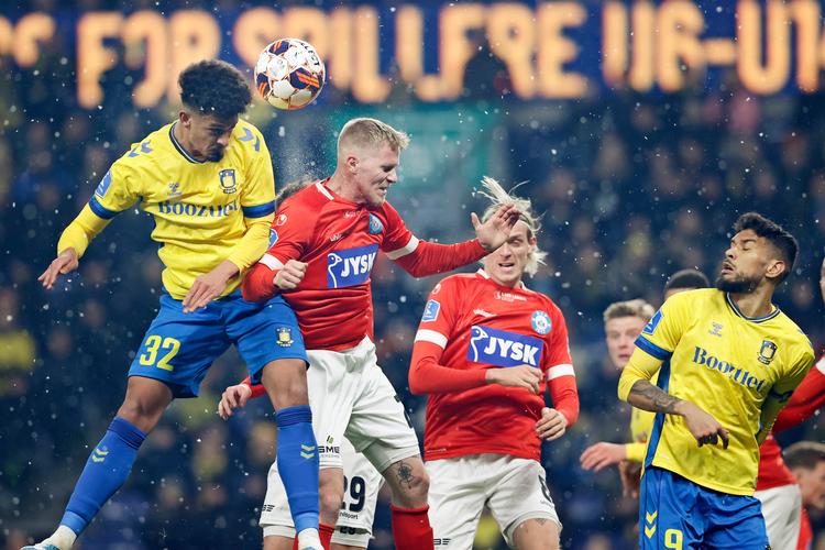 Brøndbys Frederik Alves Ibsen kommer højt til vejrs i duel med flere Silkeborgspillere.  Foto: Jens Dresling