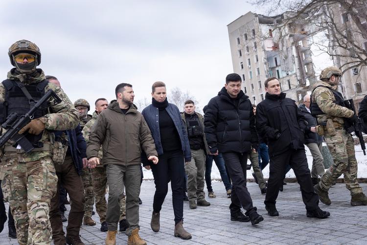 Statsminister Mette Frederiksen (S), nu sygemeldte vicestatsminister og forsvarsminister Jakob Ellemann-Jensen (V) og udenrigsminister Lars Løkke Rasmussen (M) besøgte Ukraine og landets præsident, Volodymyr Zelenskyj, 30. januar.  Foto: Mads Nissen