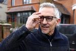 Den tidligere professionelle fodboldspiller Gary Lineker takker sine kolleger på BBC for deres store støtte. Nu skal han igen være vært på fodboldprogrammet ’Match of the Day’. Foto: Henry Nicholls/Ritzau Scanpix
