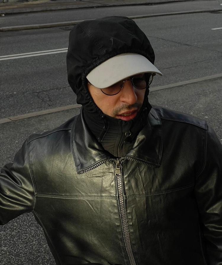 Kunstneren Ihsan Saad Ihsan Tahir er aktuel med sin første soloudstilling i udstillingsrummet All All All. Foto: Mishael Phillip Fapohunda.