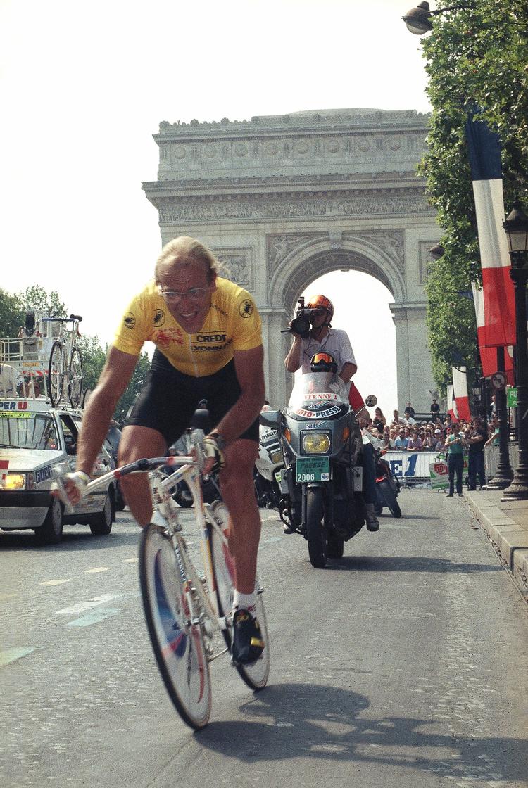 Laurent Fignon på opløbsstrækningen på Champs Elysee i Paris 23 juli 1989. Foto: Lionel Cironneau/Ritzau Scanpix