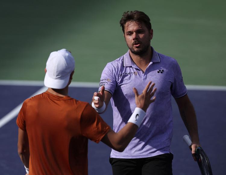 Stanislas Wawrinka siger tak for kampen til Holger Rune efter sin sejr i Indian Wells. Foto: Harry How/Ritzau Scanpix