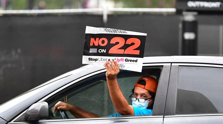 Det er den såkaldte Prop 22, hvor 59 procent af vælgerne i Californien stemte for, at chauffører fra samkørselstjenester skal anses som selvstændige underleverandører frem for ansatte, der har banet vej for appeldomstolens afgørelse. Afstemningen fik i 2020 en række Uber-chauffører til at protestere foran rådhuset i Los Angeles. Foto: Frederic J. Brown/Ritzau Scanpix