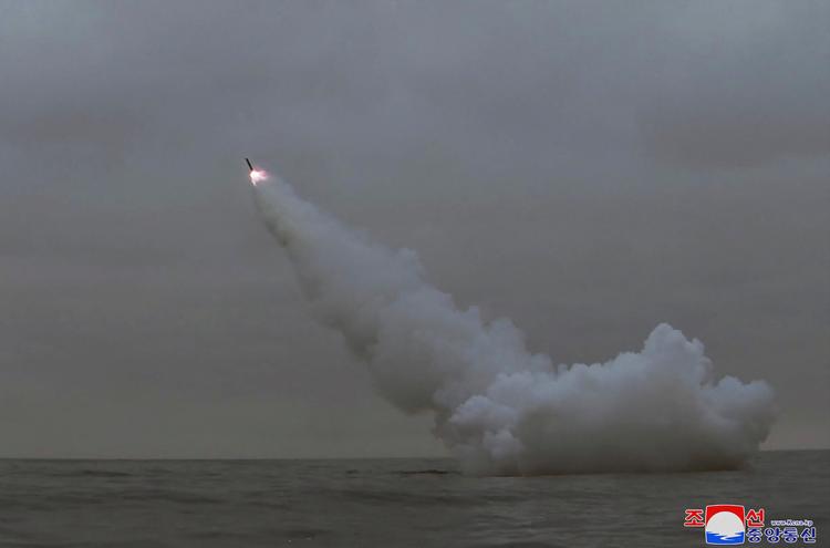 Missilaffyringerne natten til tirsdag dansk tid kommer kort efter, at Nordkorea søndag affyrede to krydsermissiler fra en ubåd i Gyenongpo-bugten. Foto: Str/Ritzau Scanpix