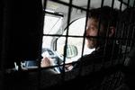 Psykiatrisk overlæge Simon Ploug Gartner er her på vej ud til en borger. Han drøfter med paramedicineren, der kører psyk-bilen, hvordan de skal gribe opgaven an. Foto: Anders Legarth Schmidt